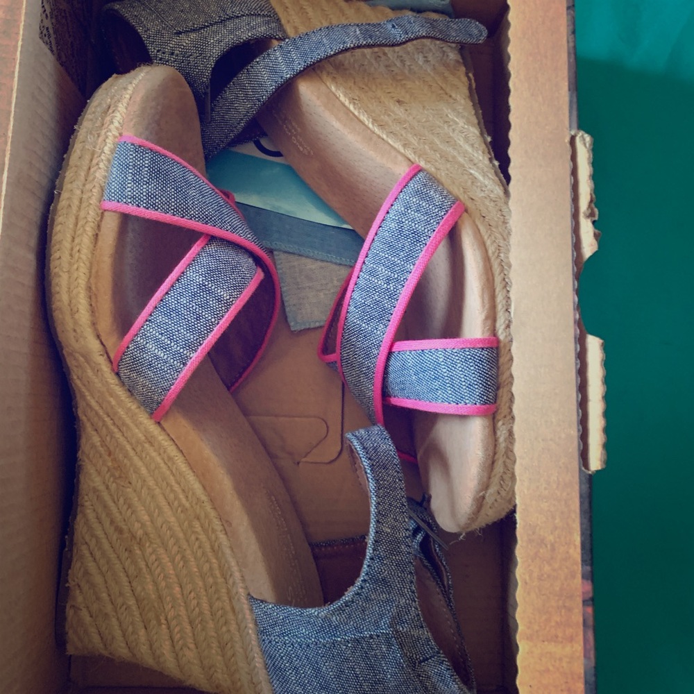 Toms wedges